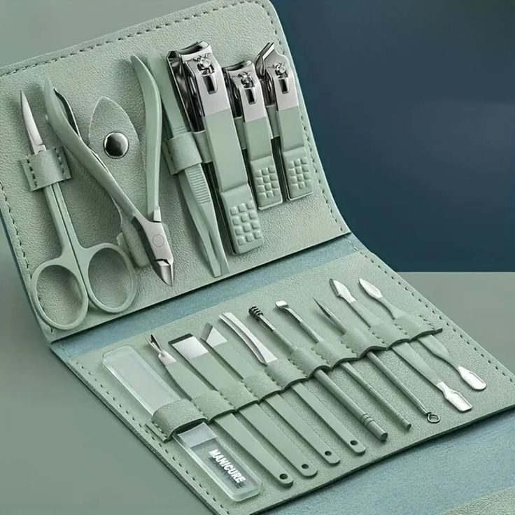 16 Pcs Manicure & Pedicure Kit